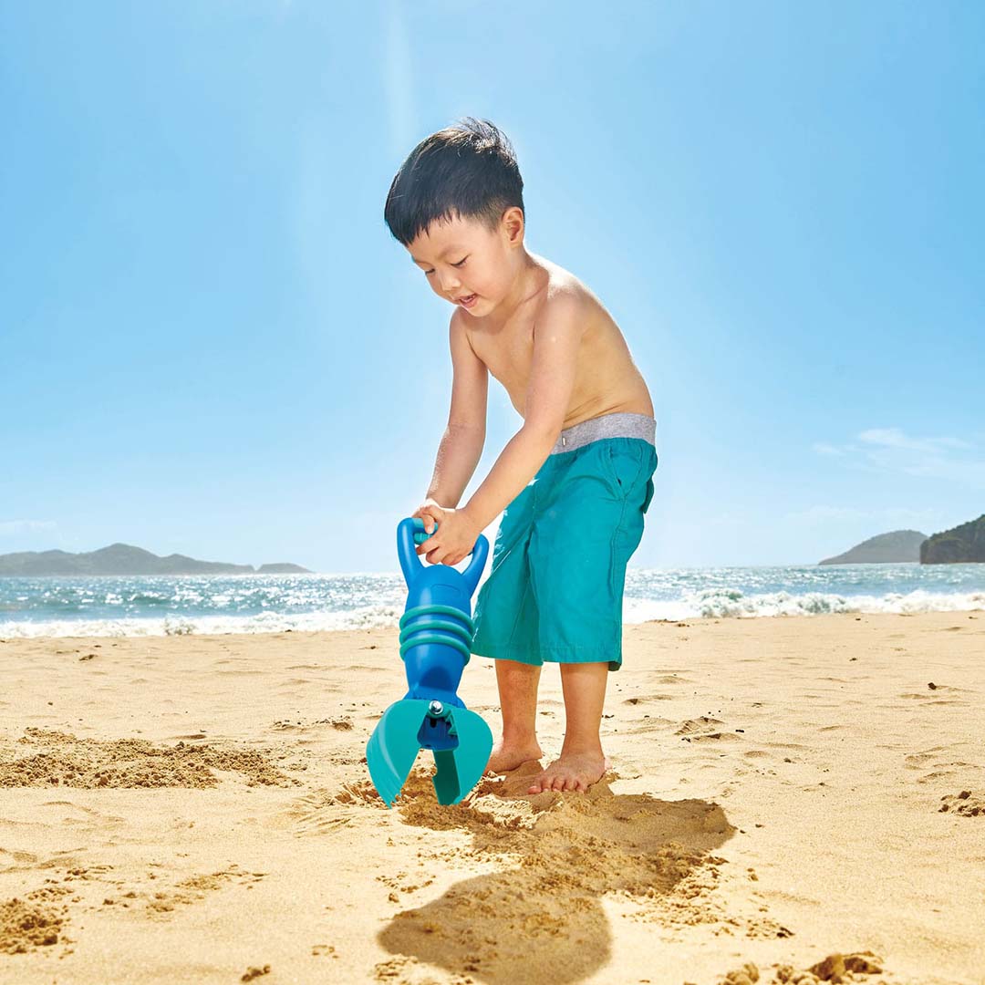 Niño jugando con pala Hape